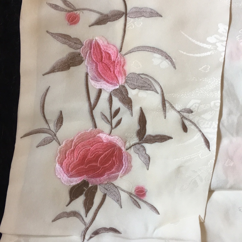 NEW in original packaging Silk Scarf Pink Roses